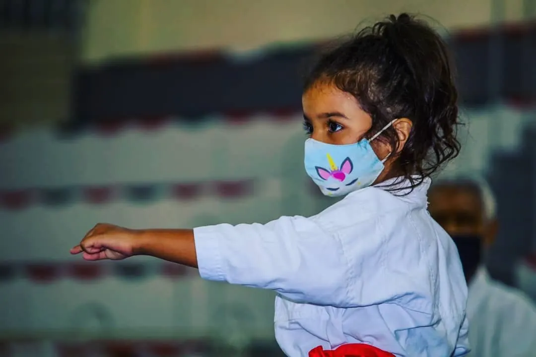 Aluna pequena aplicando golpe