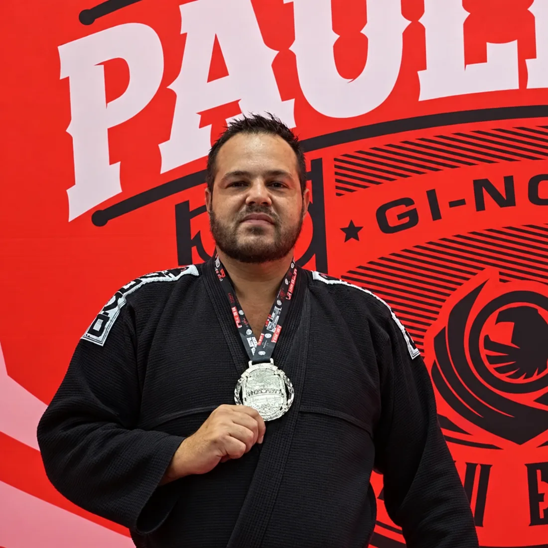 Hanshi Rubens Cutalo Junior com medalha de prata